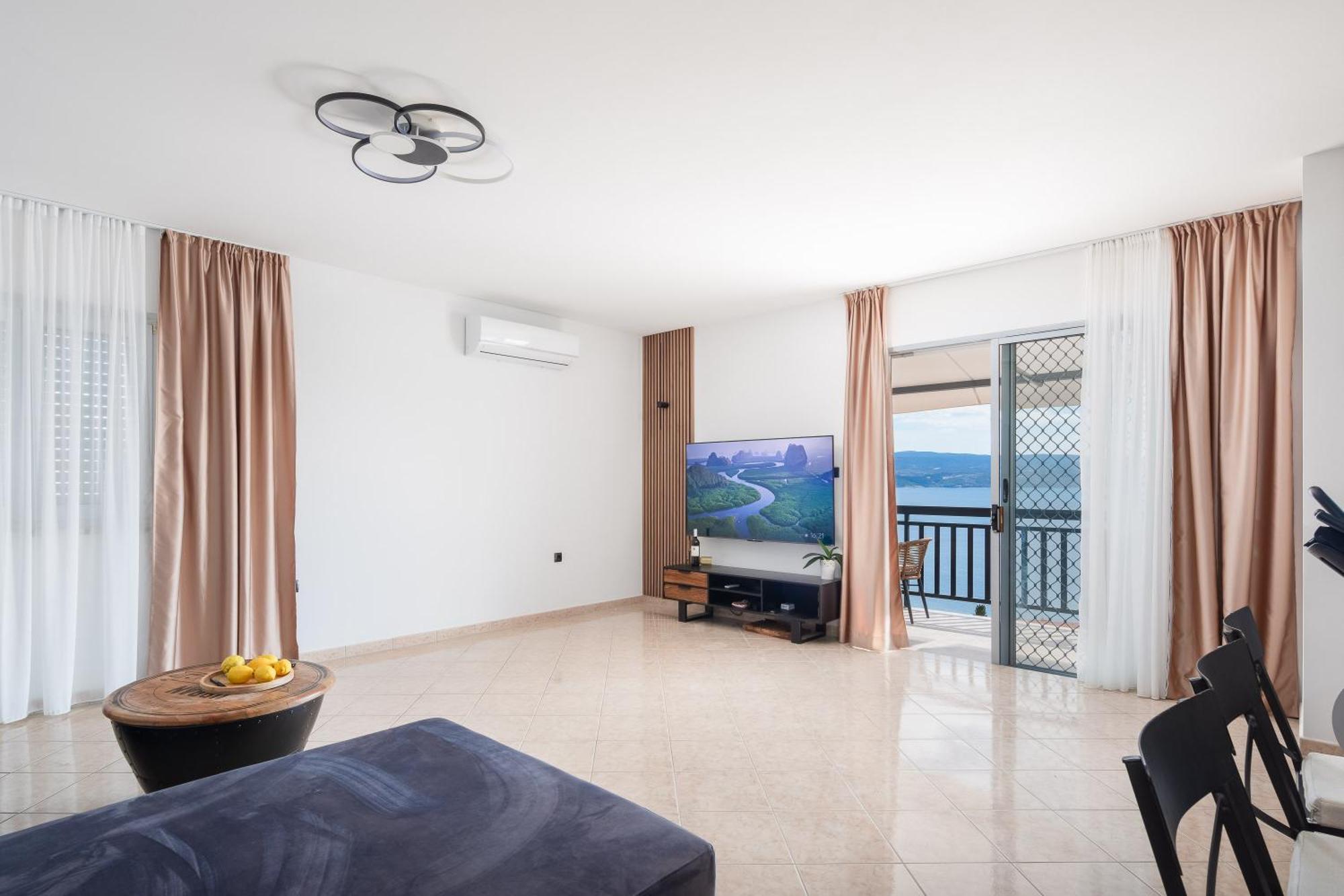 Bella Figura Apartments - Heated Pool Omiš Екстериор снимка