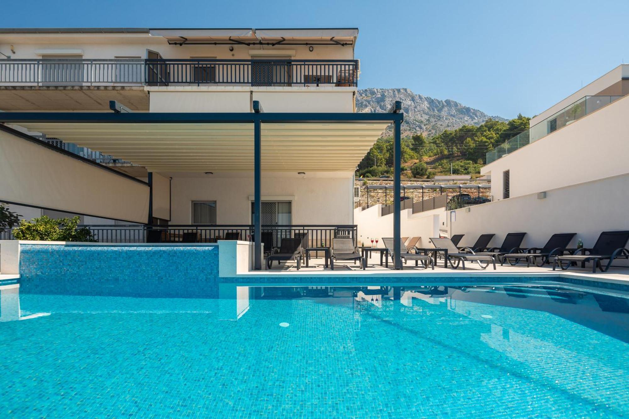 Bella Figura Apartments - Heated Pool Omiš Екстериор снимка