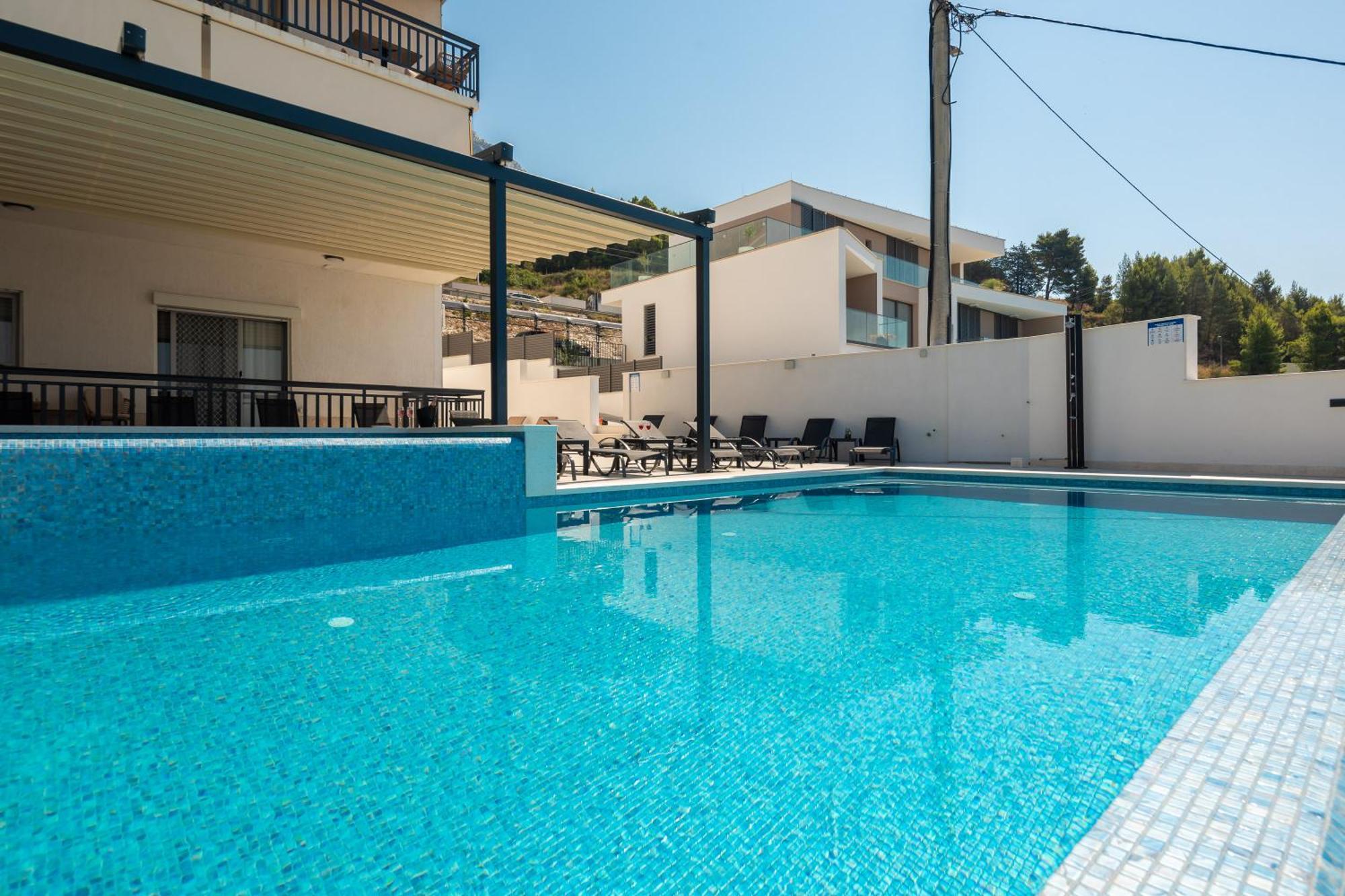 Bella Figura Apartments - Heated Pool Omiš Екстериор снимка